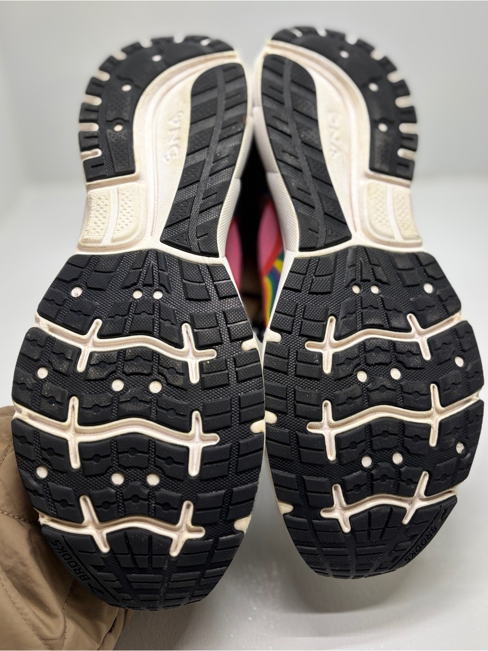 Brooks Trace 2 x Lisa Congdon Pride Running Shoes Men's 11 Multicolor Sneakers - Picture 3 of 15